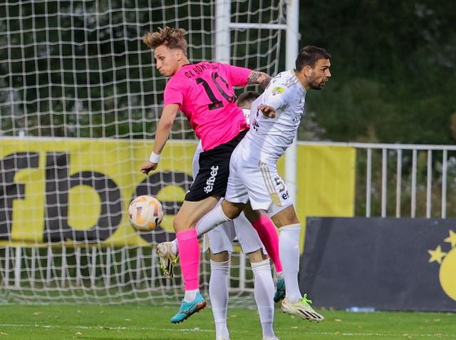 Vaščuk u duelu sa Markom Docićem (foto: FK Voždovac)